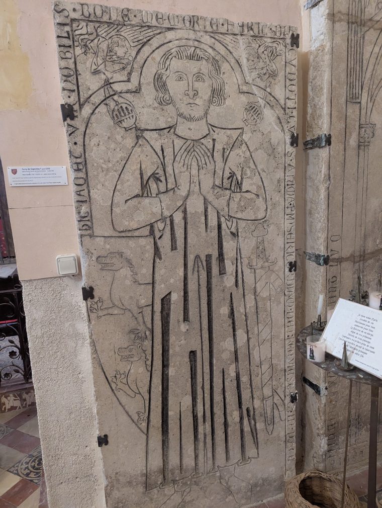 Gisant gravé d'un chevalier, dalle funéraire médiévale