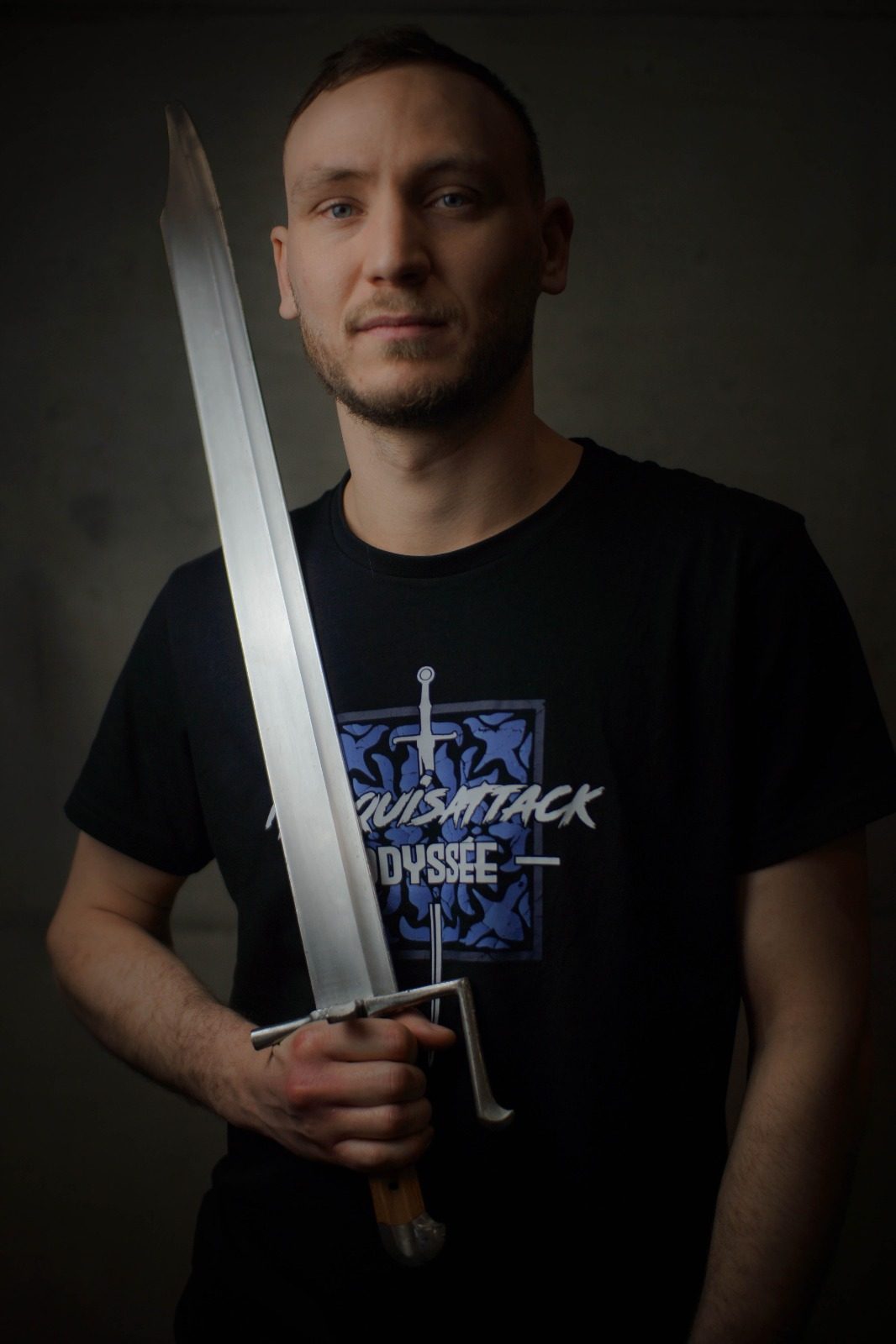 Maxence Favre tenant une épée longue
