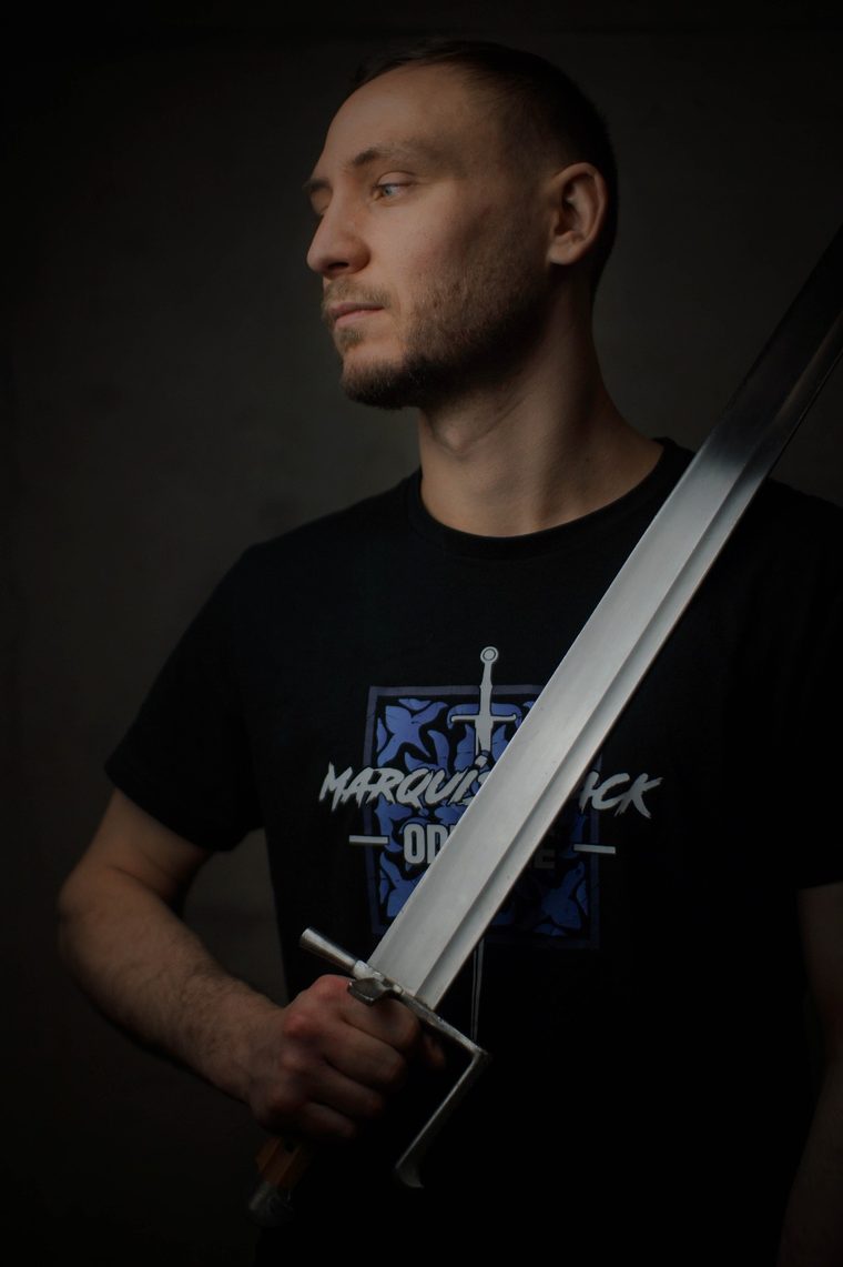Maxence Favre, épée longue à l'épaule
