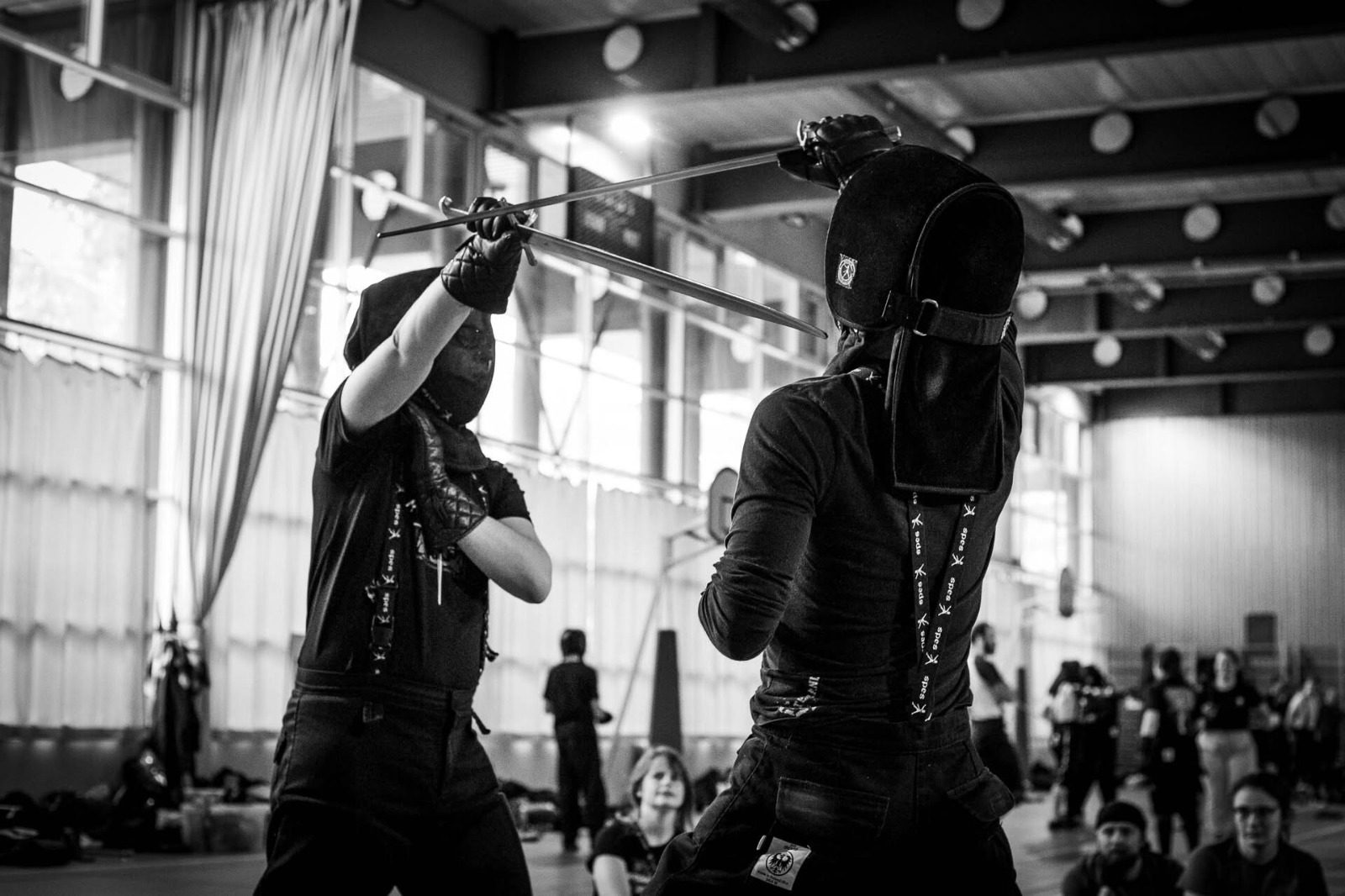 Deux pratiquants en protection lors d'un stage